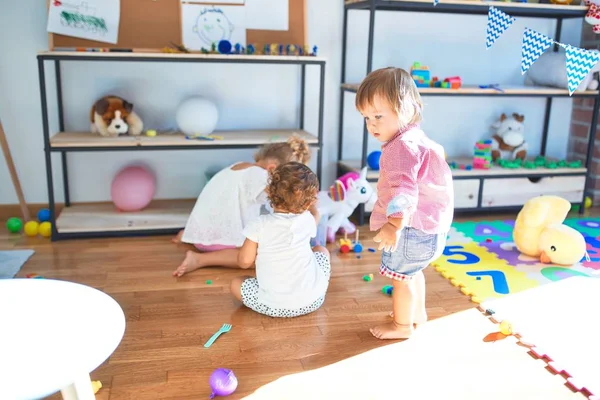 Entzückende Kleinkinder Spielen Kindergarten Jede Menge Spielzeug — Stockfoto