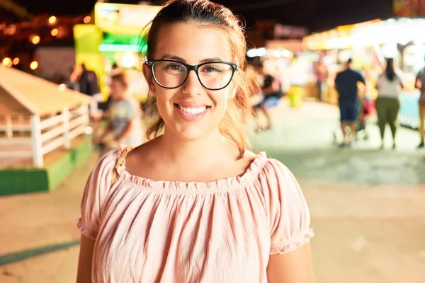 Ung Vacker Kvinna Bär Glasögon Leende Glad Och Upphetsad Tivoli — Stockfoto