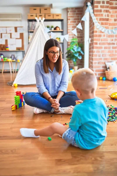 Jeune Enfant Caucasien Jouant École Jeux Avec Professeur Mère Fils — Photo