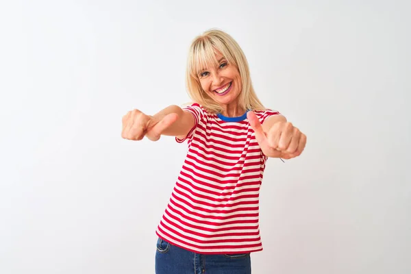 Mujer Mediana Edad Que Usa Una Camiseta Rayas Casuales Pie — Foto de Stock