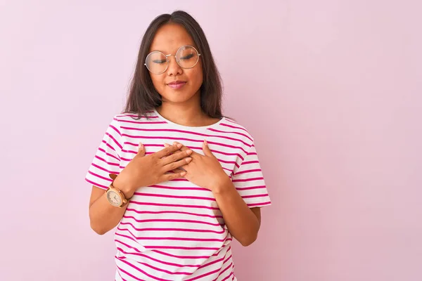 Jonge Chinese Vrouw Draagt Gestreept Shirt Bril Geïsoleerde Roze Achtergrond — Stockfoto