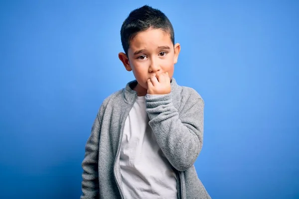 Der Kleine Junge Mit Dem Sport Sweatshirt Vor Blauem Hintergrund — Stockfoto
