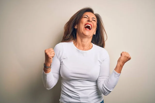 Middelbare Leeftijd Mooie Vrouw Dragen Casual Shirt Staan Geïsoleerde Witte — Stockfoto