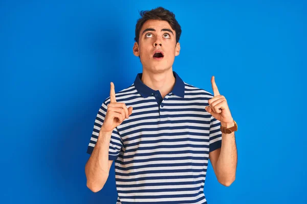 Teenager Boy Wearing Casual Shirt Standing Blue Isolated Background Amazed — 스톡 사진