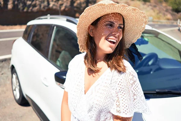 若い美しい観光客の女性は 道路の旅で夏休みを楽しんで車で幸せな笑顔 — ストック写真