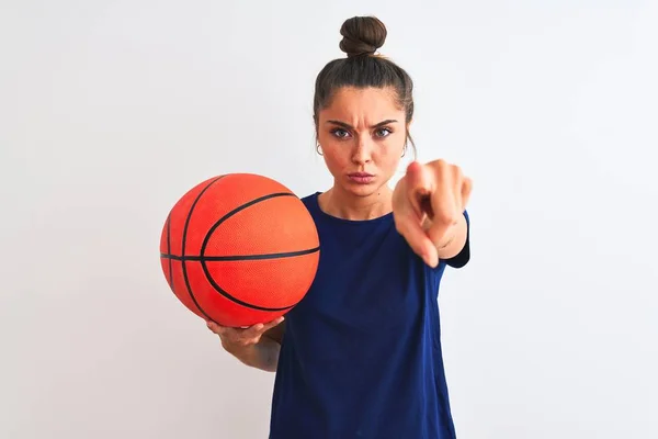 Jovem Bela Esportista Segurando Bola Basquete Sobre Fundo Branco Isolado — Fotografia de Stock