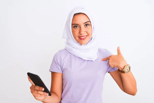 Νεαρό Όμορφο Αραβικό Κορίτσι Φορώντας Μαντίλα Χρησιμοποιώντας Smartphone Πάνω Από — Φωτογραφία Αρχείου