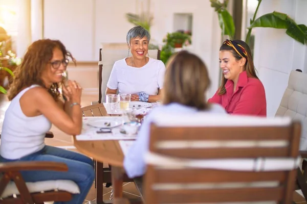 Jong Mooi Meisje Glimlachen Gelukkig Zelfverzekerd Zitten Dinking Kopje Koffie — Stockfoto