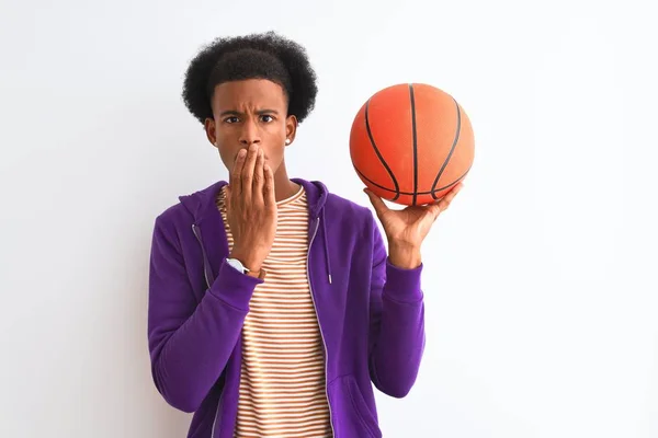 Ung Afrikansk Amerikansk Idrottsman Som Håller Basket Bollen Över Isolerade — Stockfoto