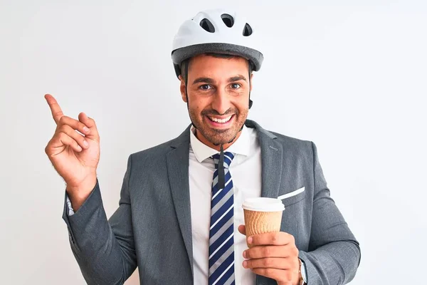 Jonge Knappe Zakenman Dragen Fietshelm Weg Nemen Koffie Geïsoleerde Achtergrond — Stockfoto