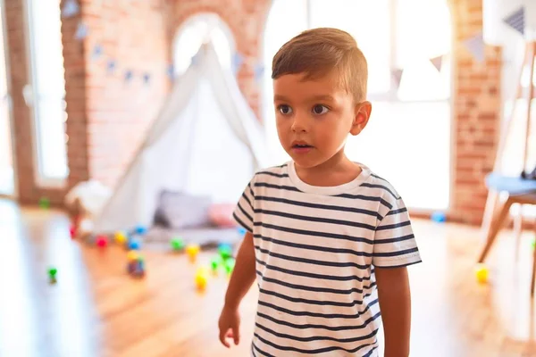 Schöner Kleinkind Junge Steht Mit Vielen Spielsachen Kindergarten — Stockfoto