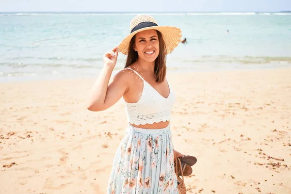 Młoda Piękna Kobieta Uśmiechnięta Szczęśliwa Ciesząc Się Wakacjami Plaży — Zdjęcie stockowe