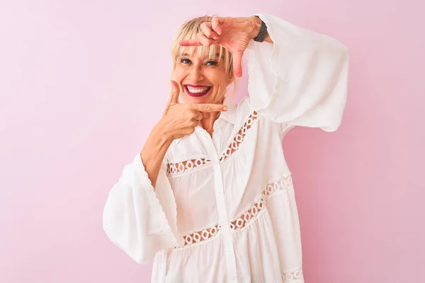 Mujer Mediana Edad Con Camisa Blanca Casual Pie Sobre Fondo —  Fotos de Stock