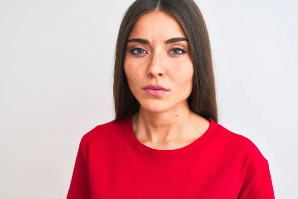 Jonge Mooie Vrouw Draagt Rode Casual Shirt Staan Geïsoleerde Witte — Stockfoto