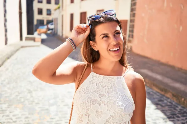 Jovem Mulher Bonita Aldeia Romática Andando Rua Cidade Dia Ensolarado — Fotografia de Stock