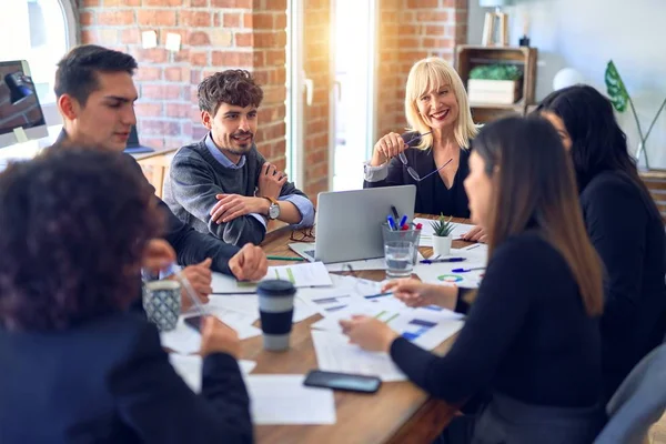 Grupo Trabajadores Negocios Sonriendo Felices Confiados Trabajar Juntos Con Sonrisa — Foto de Stock