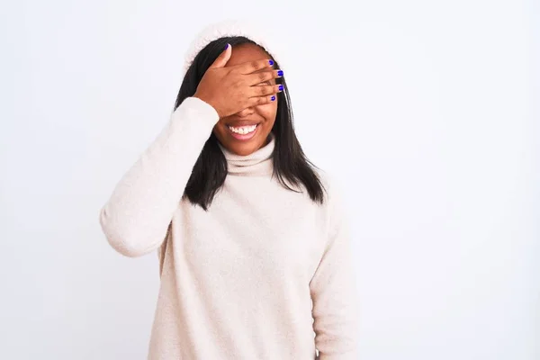 Mooie Jonge Afro Amerikaanse Vrouw Draagt Coltrui Wintermuts Glimlachend Lachend — Stockfoto