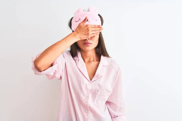 Joven Hermosa Mujer Con Máscara Para Dormir Pijama Sobre Fondo — Foto de Stock