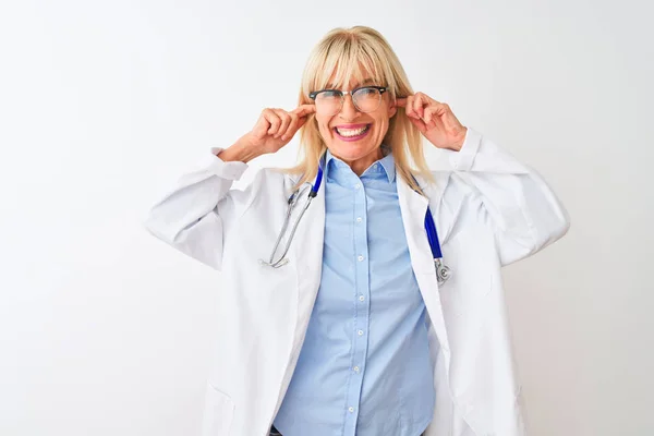 Žena Středního Věku Nosí Brýle Stetoskop Přes Izolované Bílé Pozadí — Stock fotografie