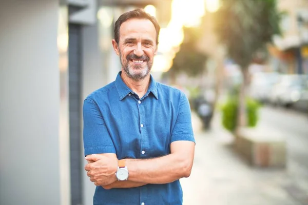 Hombre Guapo Mediana Edad Pie Calle Sonriendo —  Fotos de Stock