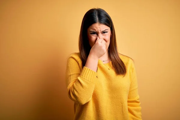 Junge Schöne Frau Lässigem Pullover Über Gelbem Isoliertem Hintergrund Die — Stockfoto