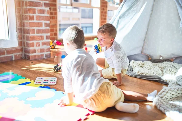 Entzückende Blonde Zwillinge Spielen Tipi Jede Menge Spielzeug Kindergarten — Stockfoto