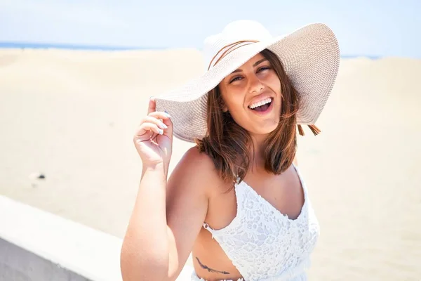 Joven Hermosa Mujer Sonriendo Feliz Disfrutando Vacaciones Verano Maspalomas Dunas —  Fotos de Stock