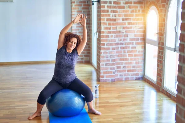 Schöne Sportlerin Mittleren Alters Beim Turnen Mit Fitnessball Einer Yoga — Stockfoto