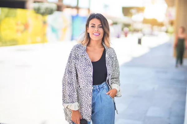 Joven Hermosa Mujer Sonriendo Feliz Confiado Pie Caminando Calle Del — Foto de Stock