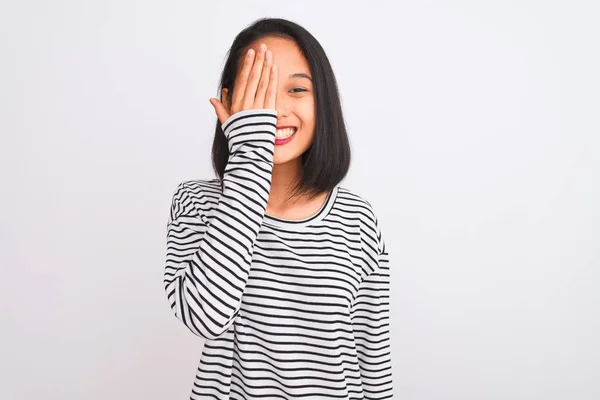 Joven Mujer China Con Camiseta Rayas Pie Sobre Fondo Blanco — Foto de Stock