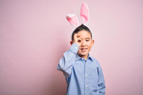 Niño Pequeño Con Orejas Conejito Pascua Sobre Fondo Rosa Aislado — Foto de Stock