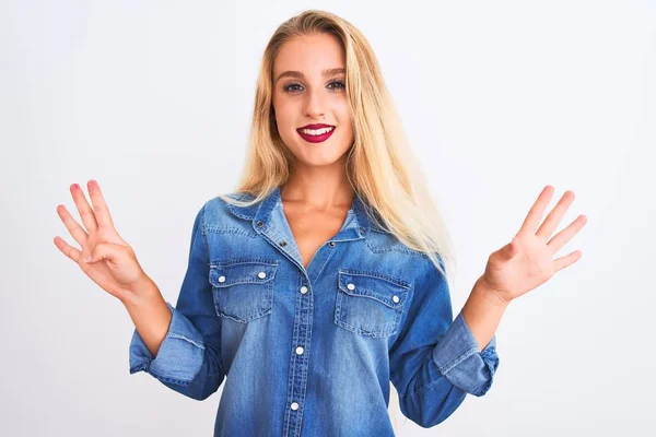 Jovem Mulher Bonita Vestindo Camisa Jeans Casual Sobre Fundo Branco — Fotografia de Stock