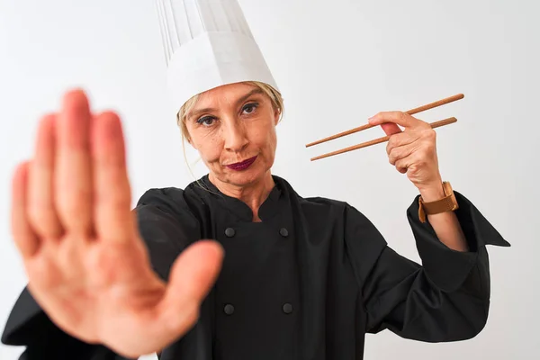 Mujer Chef Mediana Edad Con Gorra Sosteniendo Palillos Sobre Fondo —  Fotos de Stock