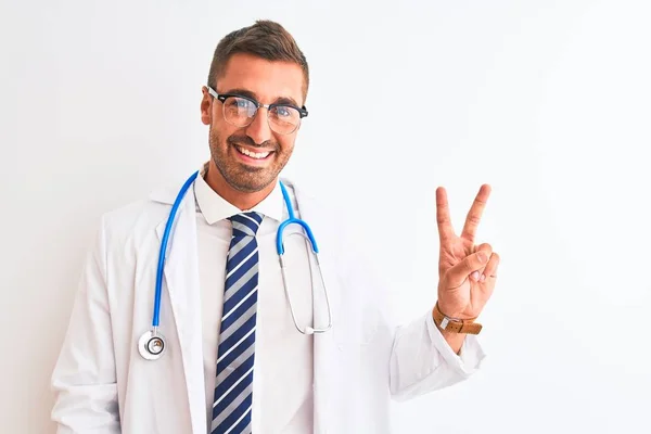 Junger Gutaussehender Arzt Mit Stethoskop Vor Isoliertem Hintergrund Der Lächelnd — Stockfoto