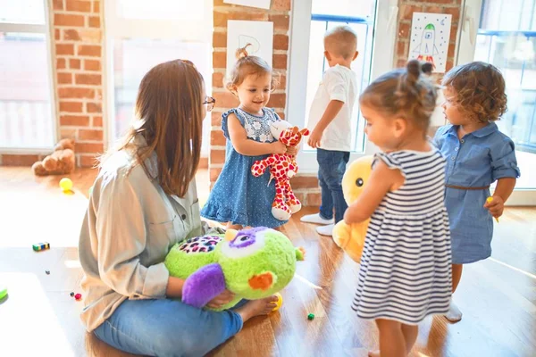 Mooie Leraar Groep Peuters Spelen Rond Veel Speelgoed Kleuterschool — Stockfoto