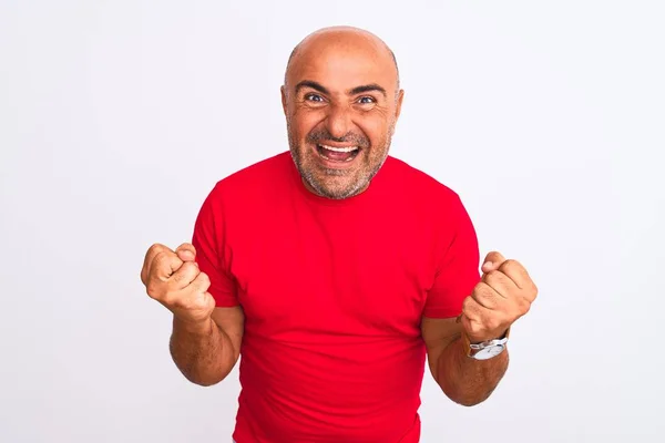 Ein Gutaussehender Mann Mittleren Alters Einem Roten Lässigen Shirt Steht — Stockfoto
