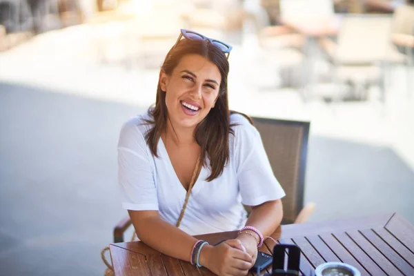 Junge Schöne Frau Sitzt Lächelnd Auf Der Terrasse Eines Restaurants — Stockfoto