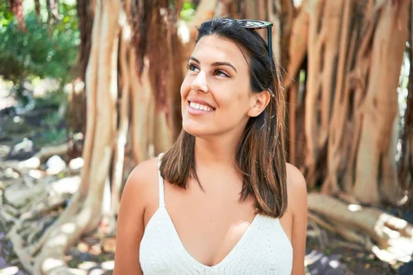 Wanita Muda Tersenyum Gembira Dan Ceria Taman Kaktus Hijau Pada — Stok Foto