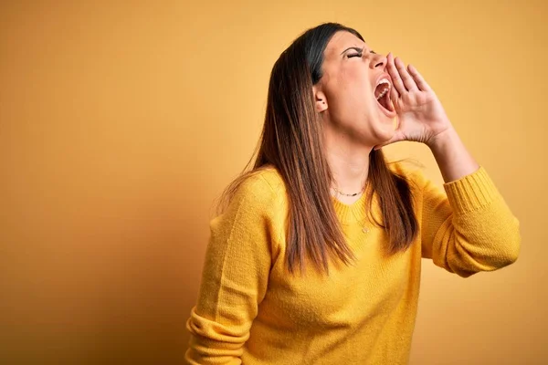 Young Beautiful Woman Wearing Casual Sweater Yellow Isolated Background Shouting — 스톡 사진