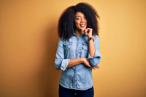 Mladá Krásná Africká Američanka Afro Vlasy Stojící Nad Žlutým Izolovaným — Stock fotografie