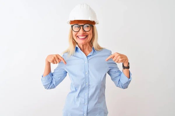 中年妇女建筑师 戴着眼镜 头戴安全帽 面带微笑 面带自信 用手指指着自己 自豪而快乐 — 图库照片
