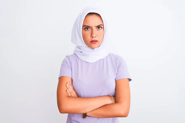 孤立した白い背景の上に立ってヒジャーブを身に着けている若い美しいアラビア語の少女懐疑的で緊張し 両腕を組んで顔に不承認式 負の人 — ストック写真