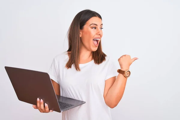 Hermosa Mujer Joven Que Trabaja Usando Computadora Portátil Sobre Fondo —  Fotos de Stock