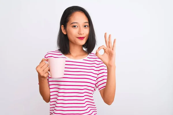 Giovane Bella Donna Cinese Bere Tazza Caffè Sfondo Bianco Isolato — Foto Stock