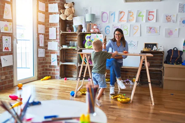 Unga Kaukasiska Barn Leker Lekskolan Med Lärare Ung Kvinna Sitter — Stockfoto