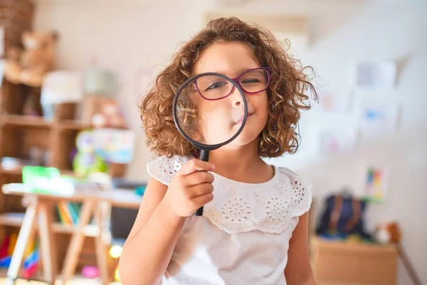 Prachtige Peuter Die Een Bril Draagt Met Loupe Kleuterschool — Stockfoto