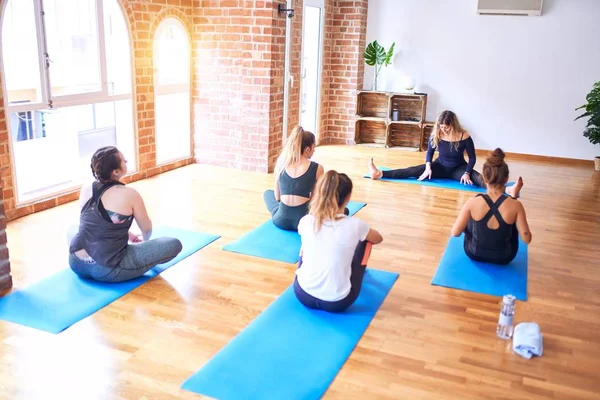 Joven Hermoso Grupo Deportistas Practicando Yoga Entrenador Estiramiento Enseñanza Las — Foto de Stock