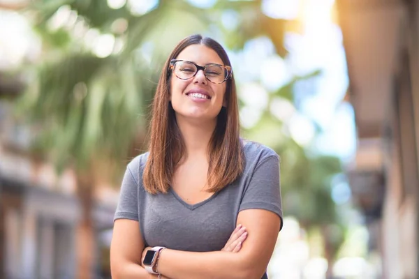 Joven Hermosa Mujer Sonriendo Feliz Confiado Pie Con Sonrisa Cara — Foto de Stock