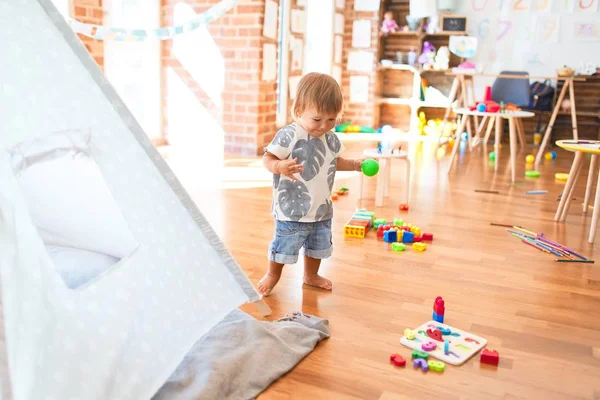 Entzückendes Kleinkind Spielt Kindergarten Jede Menge Spielzeug — Stockfoto