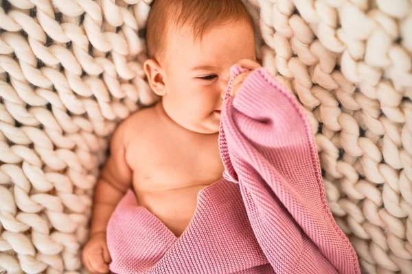 自宅のソファの上に毛布の上に寝そべっている愛らしい赤ちゃん 新生児のリラックスと休息快適な — ストック写真